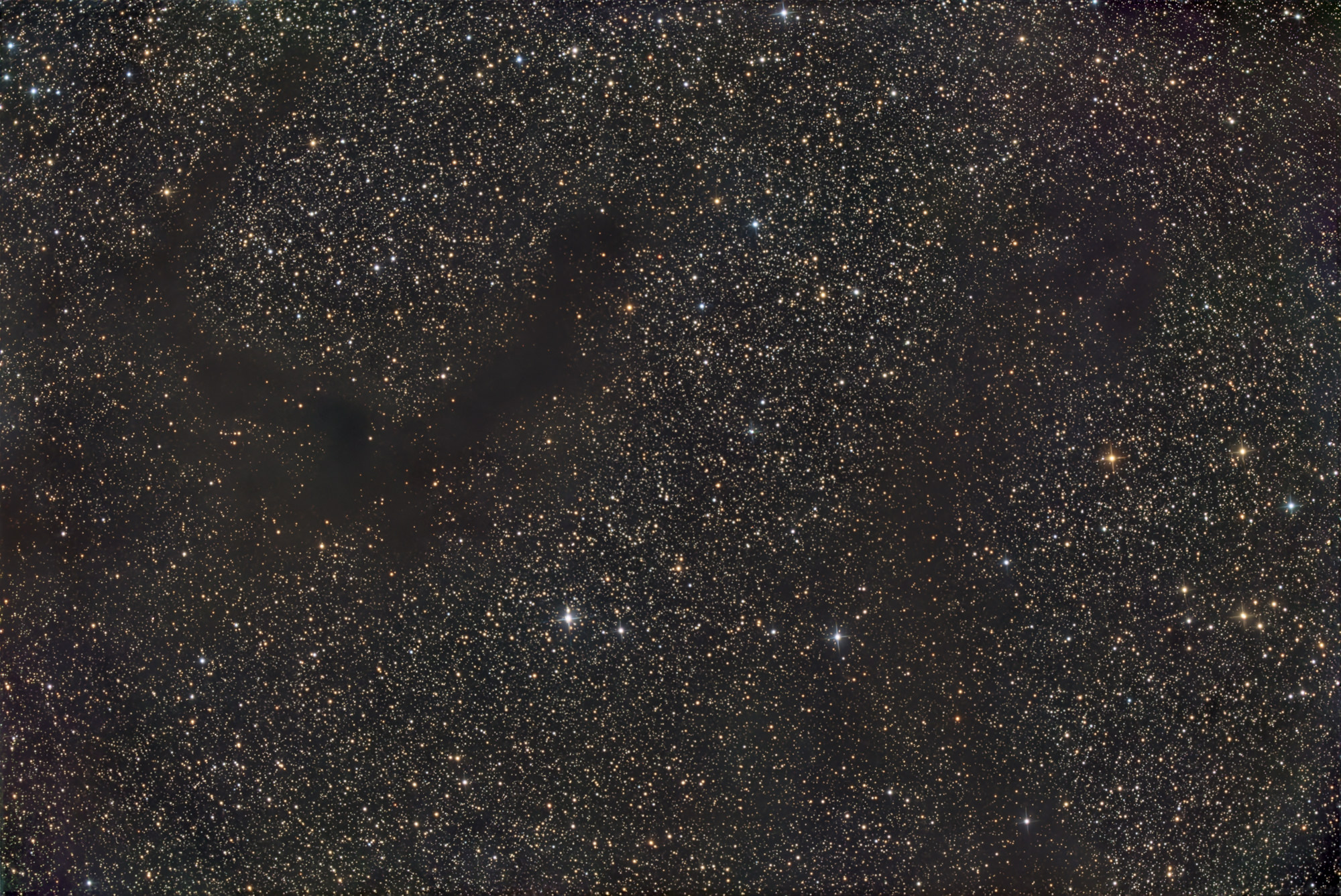 Barnards Dunkelnebel B142 und B143, auch E-Nebel genannt befinden sich im Sternbild Adler und in einem Bereich enormer Sternenfülle.